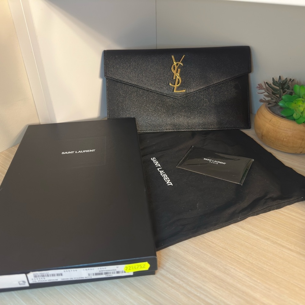 YSL UPTOWN POUCH IN GRAIN DE POUDRE LEATHER BLACK